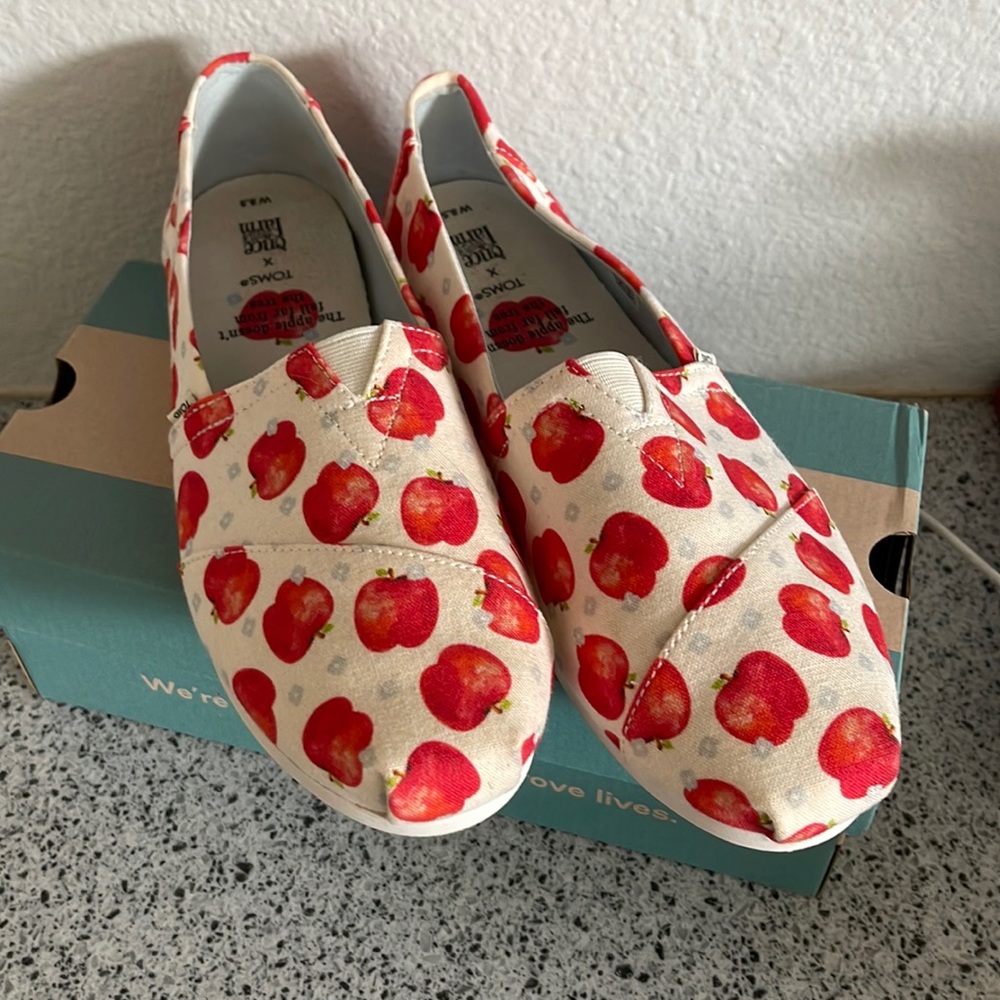 Women’s Apple Toms